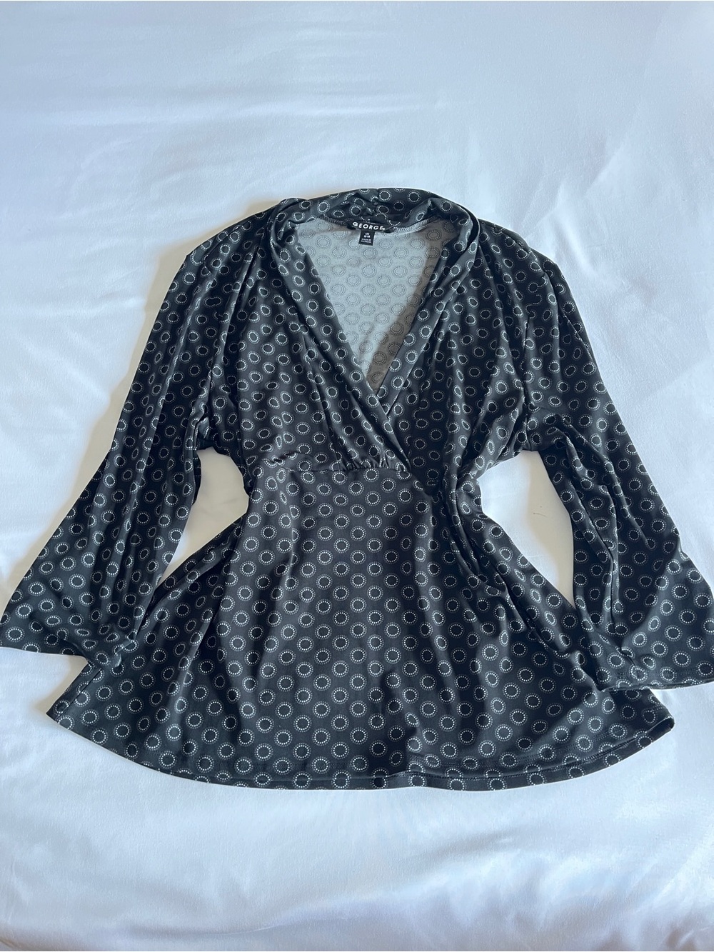 Vintage-Vibe George Size L Black & White Geometric Wrap Top